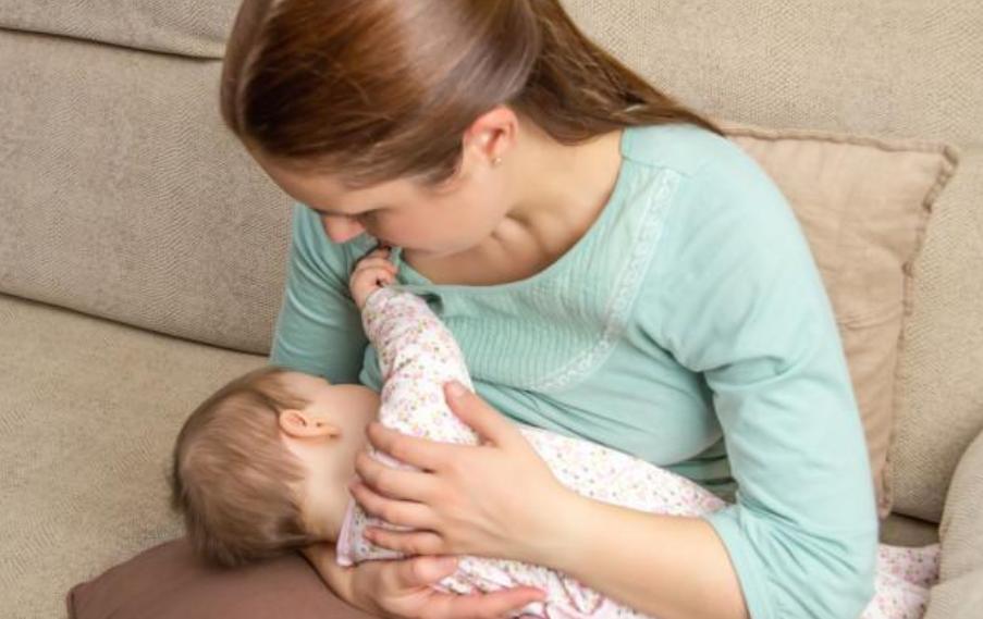 宝宝为什么吃母乳放下很容易醒,吃母乳宝宝睡一会就醒是怎么回事