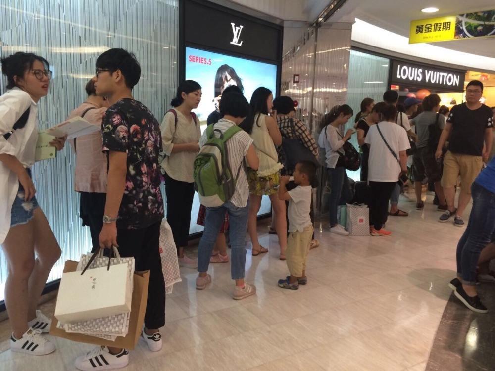 法国奢侈品大佬成为世界新首富,奢侈品之父的发家史