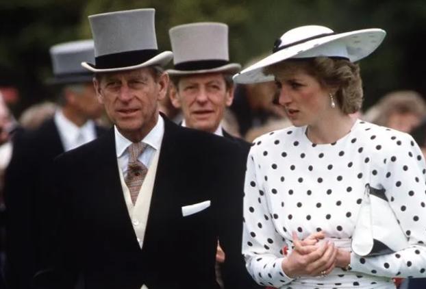 戴安娜在机场喊爸爸,菲利普亲王和戴安娜恋爱过程