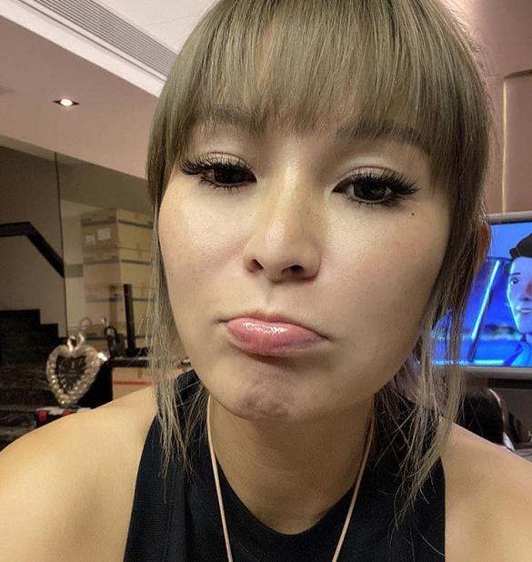 洗米嫂晒与两女儿合影露豪宅一角,意外暴露其身家远不及小三!