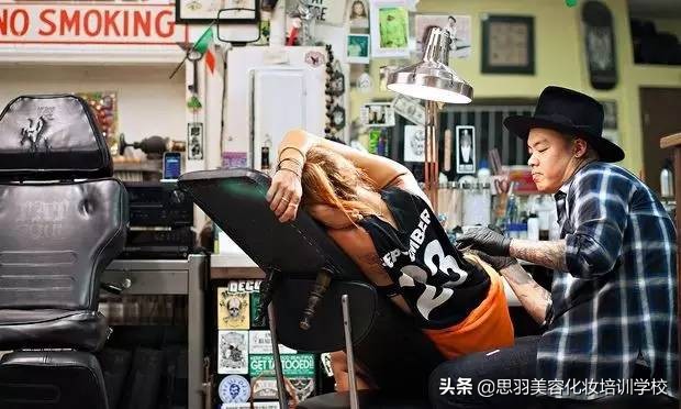 纹身并不能评价一个人的好坏,正确的纹身知识和护理方法