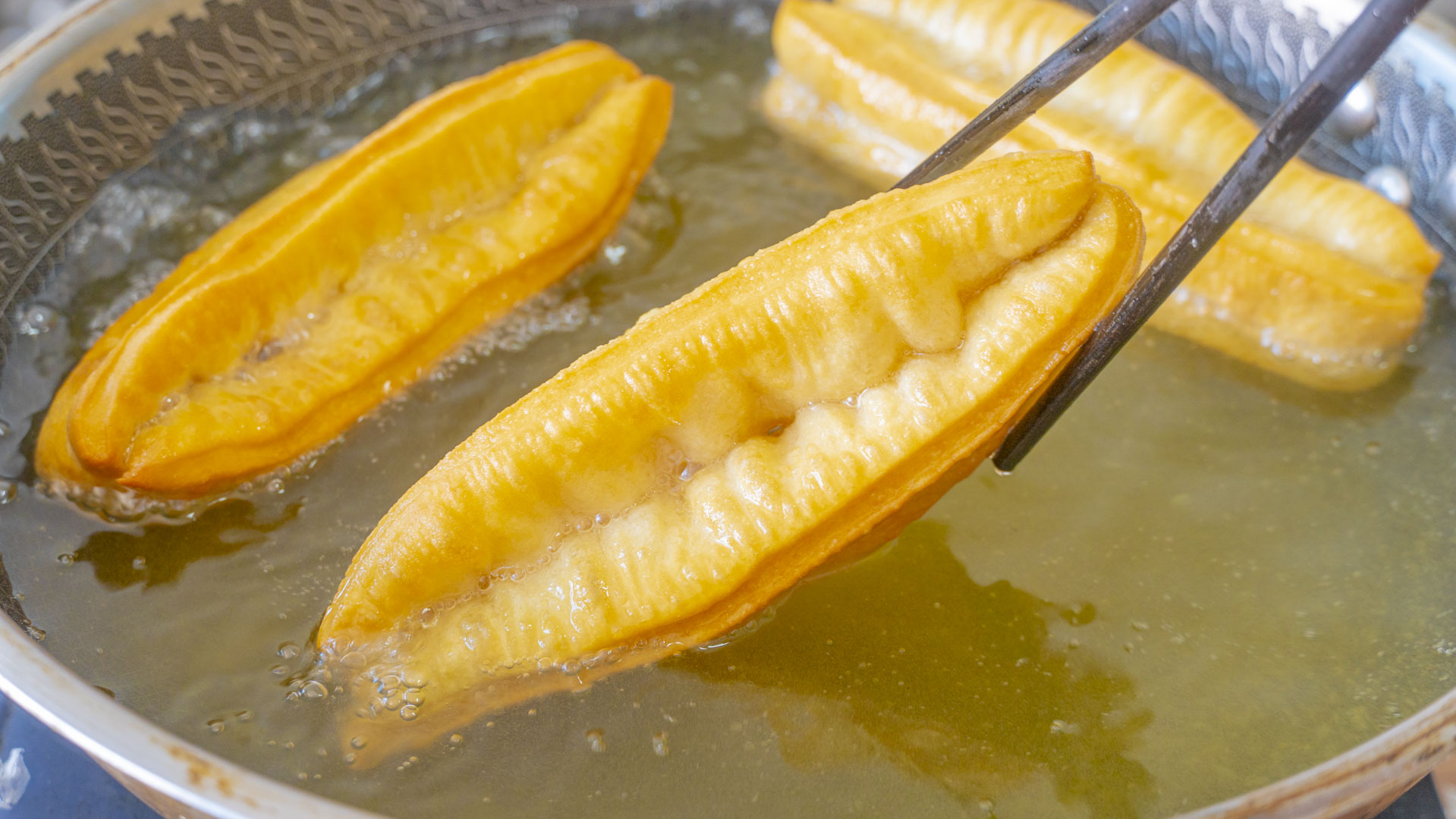 蓬松酥脆油条的家常做法,在家做油条香酥可口健康营养