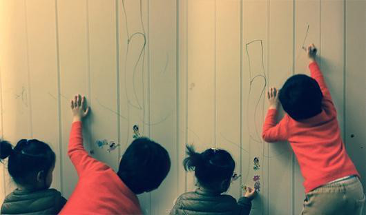 看到小朋友在墙上乱画时怎么说,小孩子在墙上乱画怎么清理掉