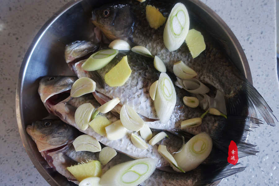 从高压锅中取出完整的酥鱼，真是不容易，它浑身酥软烂要轻拿轻放