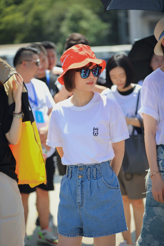 穿白色短袖如何不脏,穿白短袖配什么裤子