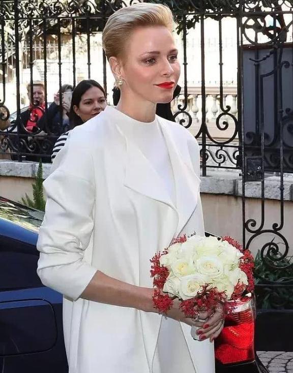 夏琳王妃与家人团聚，黑色风衣内搭毛衫很优雅，高冷气质也变温柔