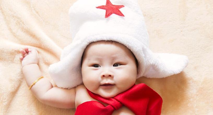 新生儿频繁吐奶的正确处理方式,新生儿吐奶严重是不是过度喂养