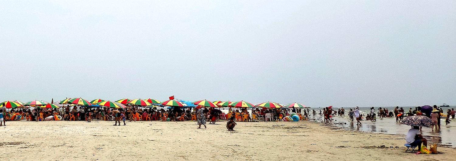 一望无际的人头太吓人了!这辈子第一次在银滩见那么多人