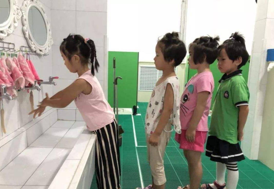 宝宝在幼儿园拉臭臭不告诉老师,家长说孩子不在幼儿园拉臭臭