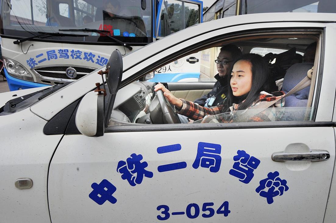 驾驶证过了半年忘了年审怎么办,驾驶证年审时间过了怎么办