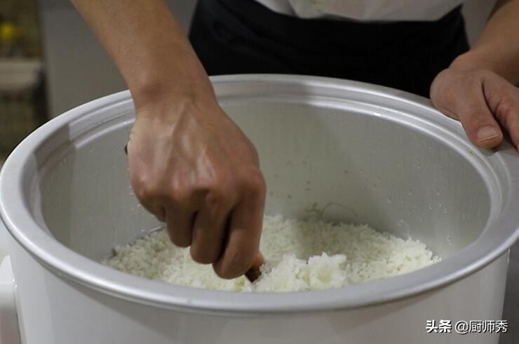 教你几个技巧蛋炒饭的做法,米饭冷藏做蛋炒饭粒粒分明