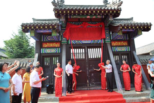 超百图再现2018年服装圈内那三十道靓丽风景……