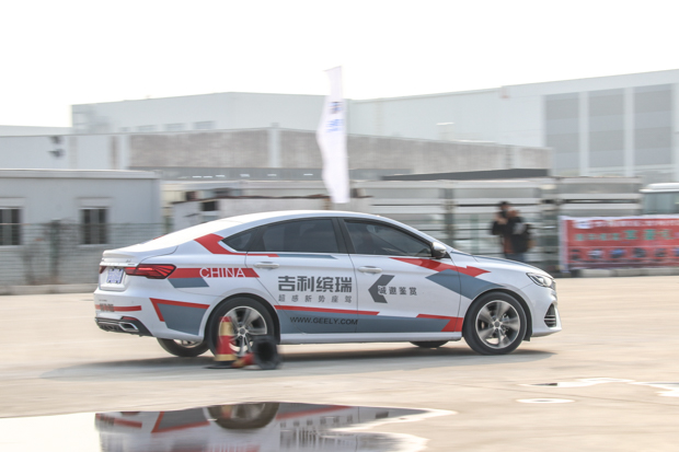 缤瑞冠军版和英朗速度pk,吉利缤瑞与朗逸怎么选