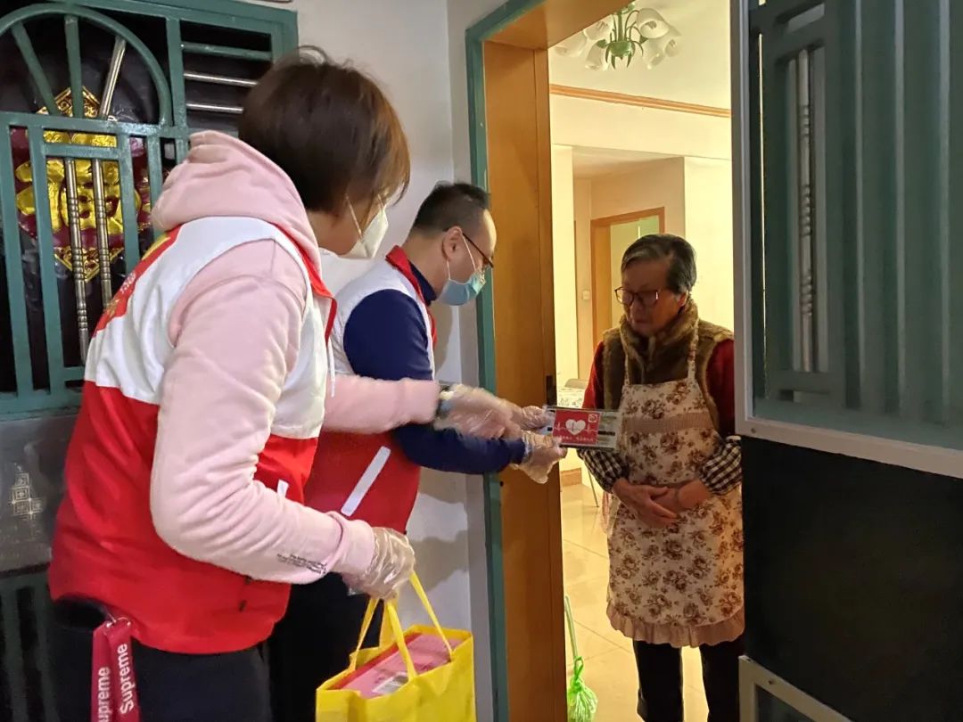 海珠|超赞!派口罩、送凉茶、防疫心理咨询……瑞宝街蜂巢*党**建线上+线下多重暖心服务