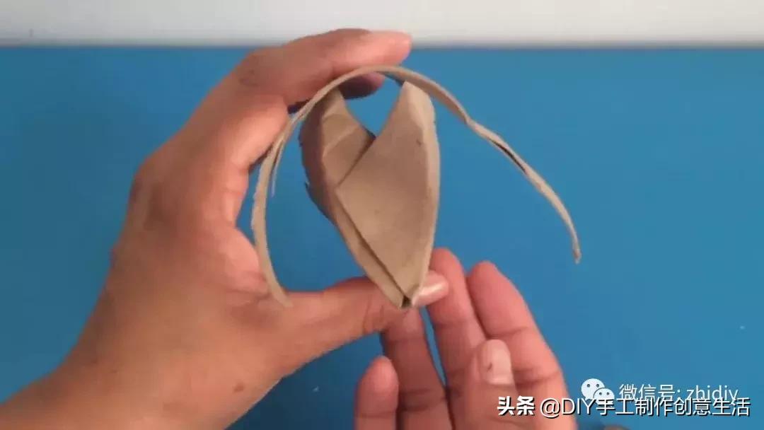 用白纸做个可爱的咩咩羊,用纸折一个可爱的小山羊