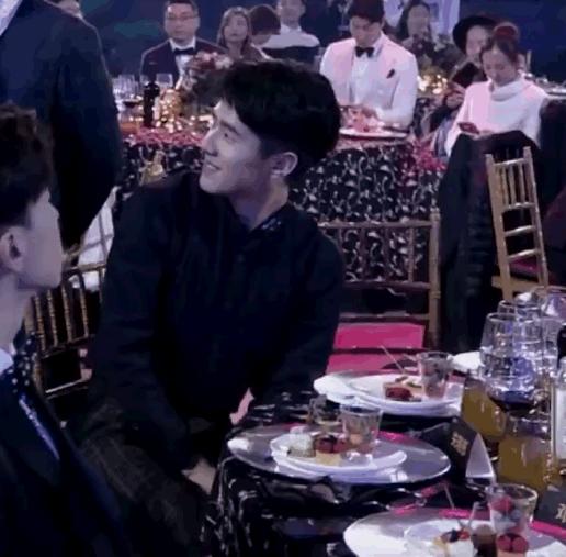 邓伦刘昊然同框热聊,两个人好直男呀,但旁边的关晓彤尴尬了