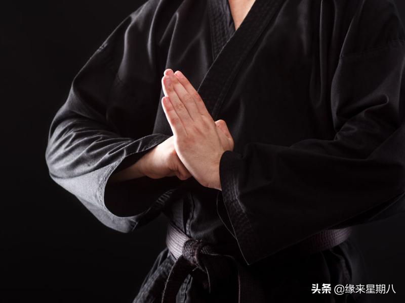 抱拳礼的动作标准是右掌左拳,抱拳礼男子右掌左拳什么意思