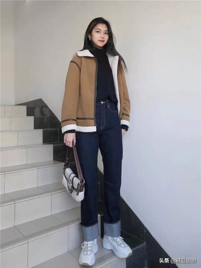 黑色的羊羔毛怎么搭配,羊羔毛和羊毛哪款穿上会显瘦