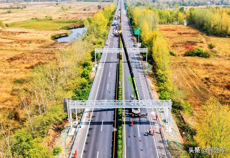 鄂渝省界站首座etc门架吊装成功,省界etc门架