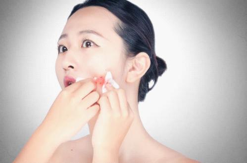 毛孔堵塞导致的爆痘应该怎么办,大腿毛孔堵塞起红疙瘩怎么解决