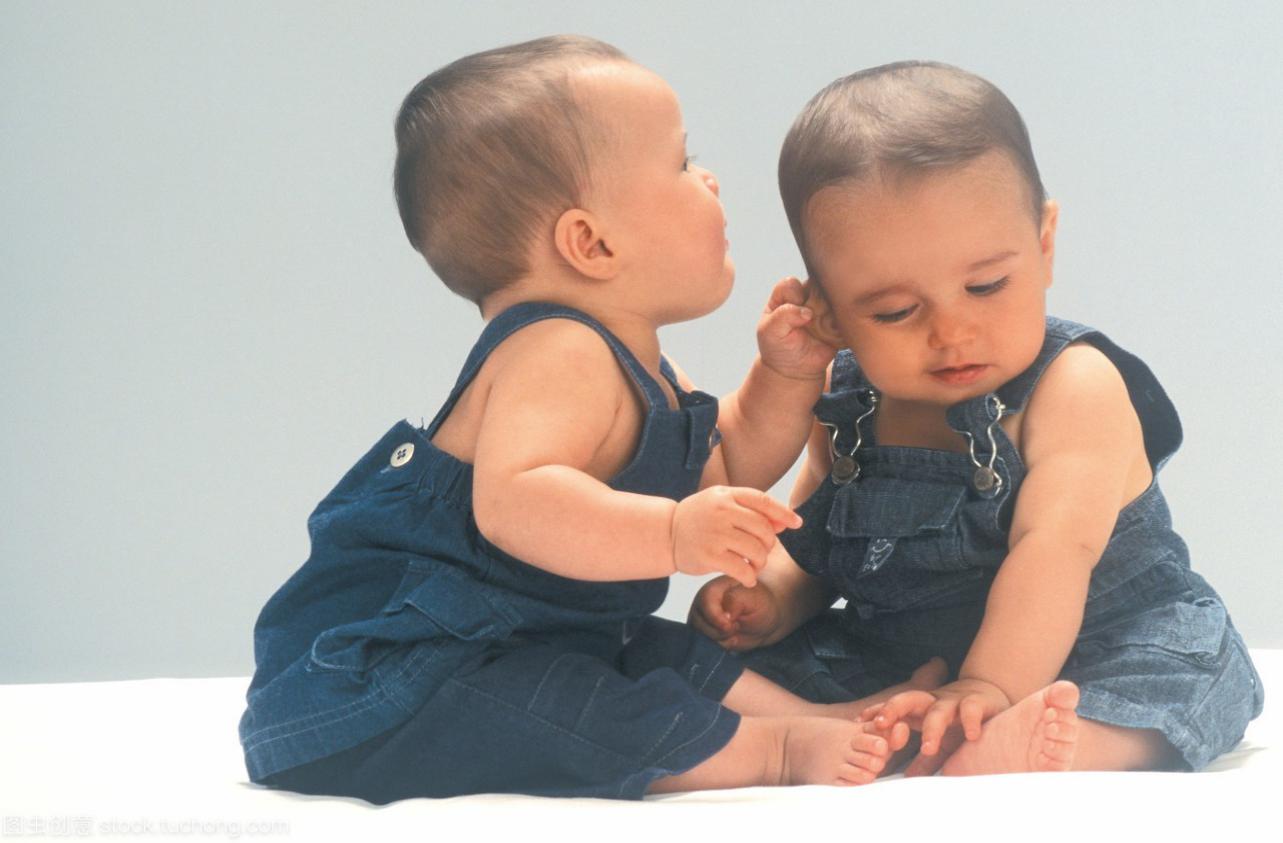 如何一个人独自带双胞胎,一个人带双胞胎日常的生活