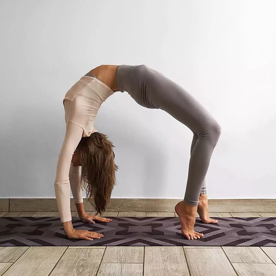 “姚大嘴”白色长裙显曼妙身姿,清新可人仙气飘飘