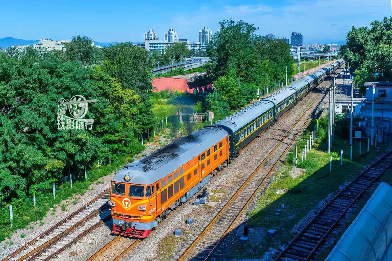 行人车辆请注意火车就要来了,行人车辆请注意火车来了不要抢道