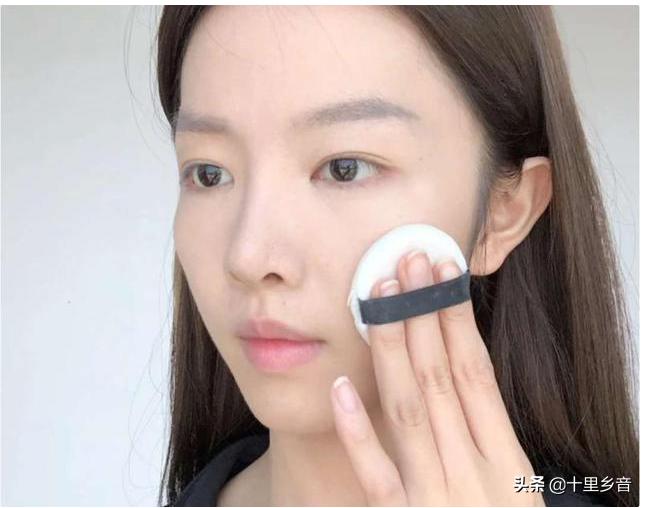 为什么化完妆2小时后就像没化妆,为什么刚化完妆很白一会就不白了