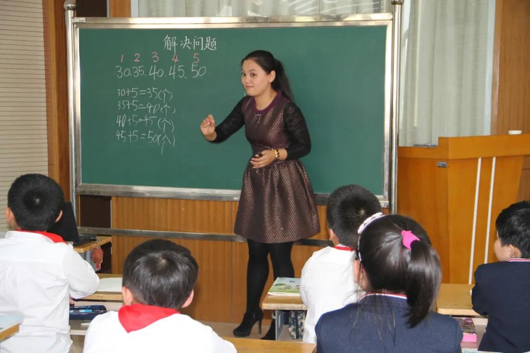 爱岗敬业无私奉献教师,爱岗敬业的教师典范