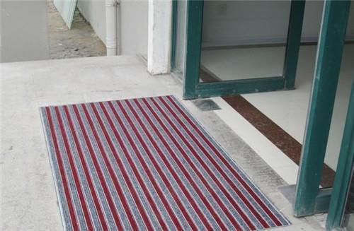 地上铺什么地垫看着舒服,头一次见用铝合金做地垫