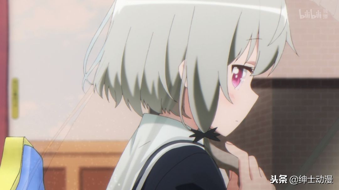 吸血鬼：我飘逸的长发没了，网友：谁让你做倒垃圾这么危险的事？