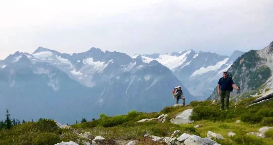 户外双肩背包哪个牌子好,户外旅游背包哪个牌子好