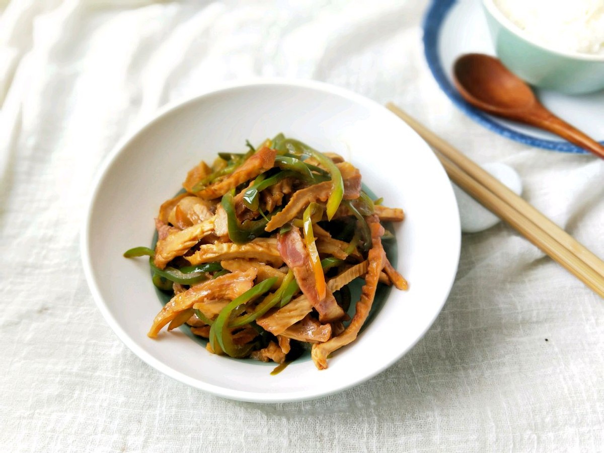 笋干简单又好吃的做法,和咸肉青椒一起炒,鲜美下饭,太好吃了