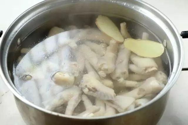 工作难找，摆摊卖柠檬泡椒凤爪能赚钱吗？