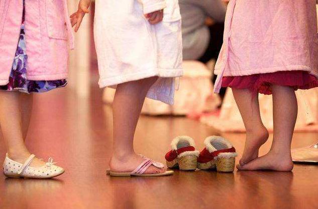 女儿6岁夹脚被父母发现,十岁女儿夹脚被老师发现