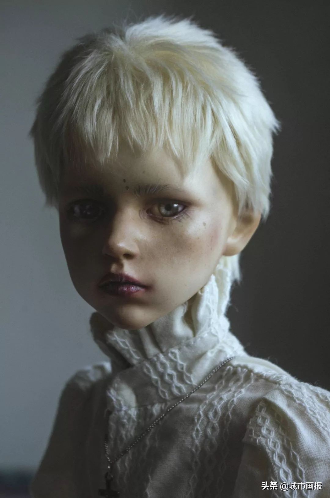 邮费都砍价的年轻人，竟给自己的娃娃穿上奢侈品