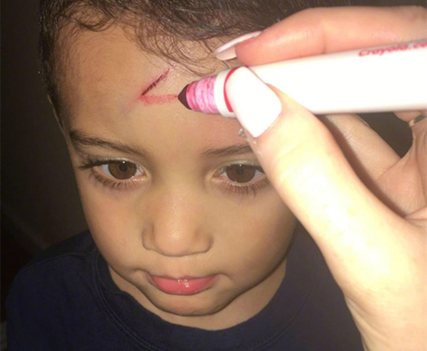 萌娃不小心撞到脑袋摔了一跤,萌娃不小心撞到脑袋摔一跤