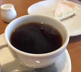 在阿尔卑斯山下一个中餐馆吃午饭,在阿尔卑斯山的悬崖喝杯咖啡