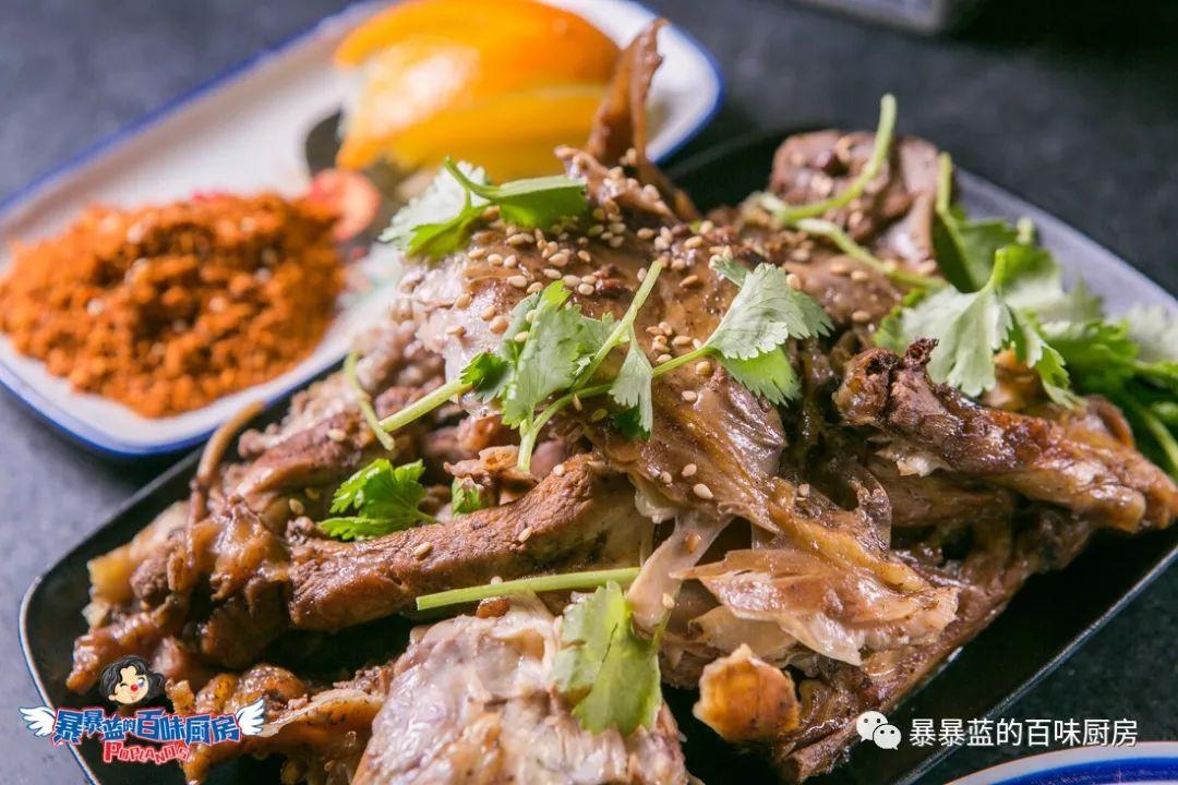 当成都老板爱上沈阳老雪，他开的串串香店锅底都有1瓶大绿棒