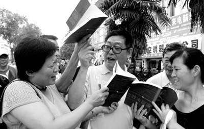 中国第一股民杨百万,股神杨百万受邀央视分享炒股三年