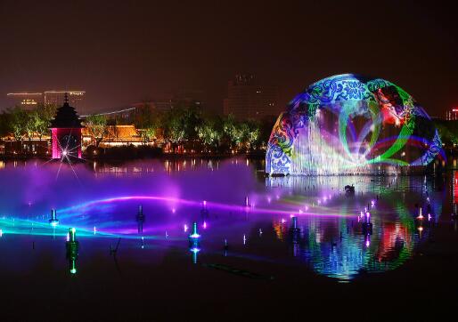 仲夏梦幻凭水秀，声如澎湃，势若滔滔