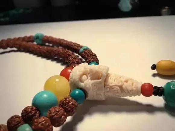 手串配饰选啥材质假货少,手串配饰自己选择搭配