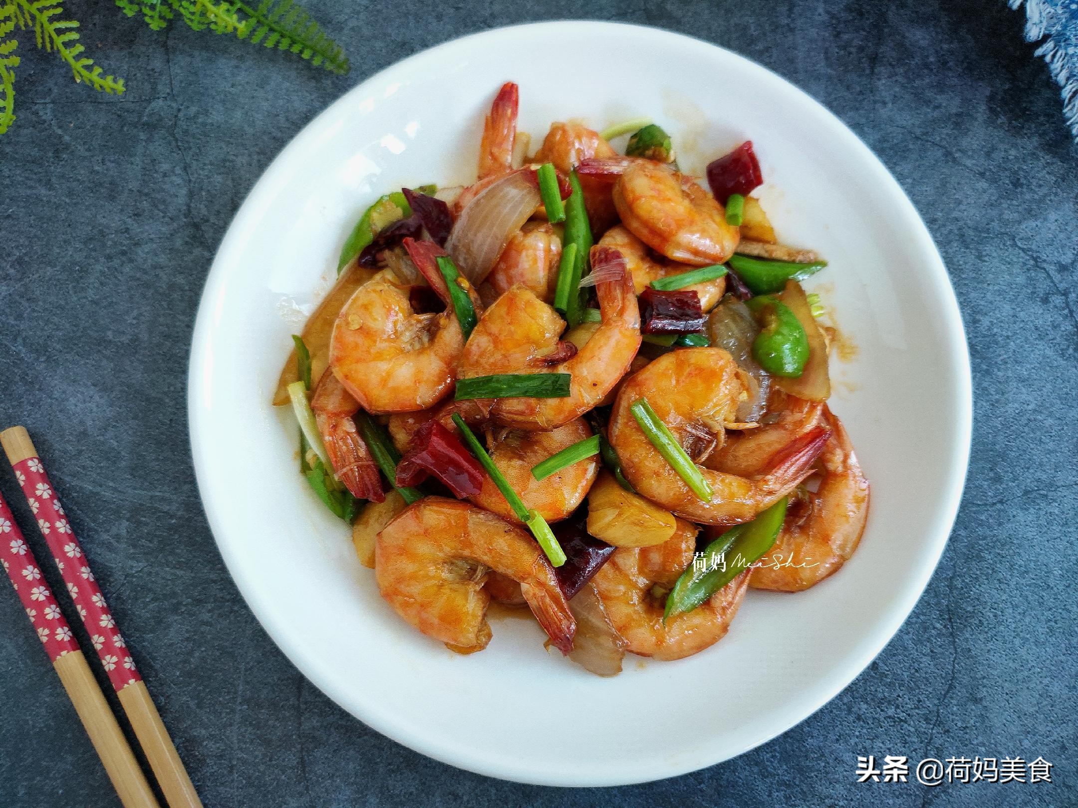 冻虾别再水煮了，加啤酒一焖，鲜香味美，好吃到吮指，一盘不够吃