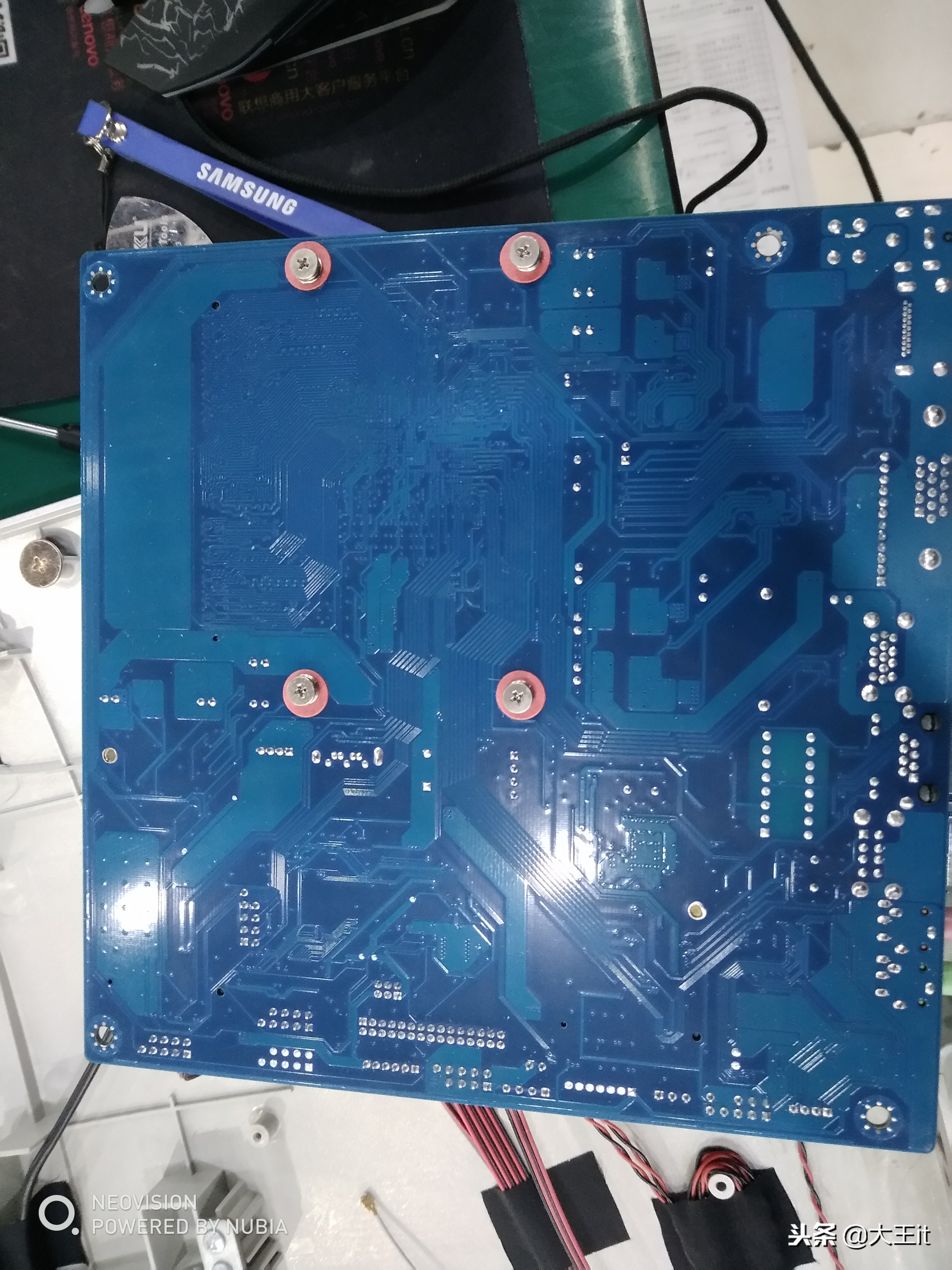 网上899买的苹果电脑被骗，鲁大师跑居然9W多分，全是山寨配件