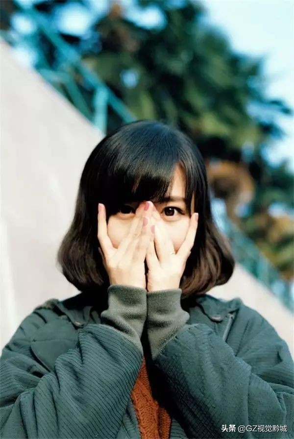 拍照时怎样克服不看镜头的尴尬感,解决拍照尴尬的技巧