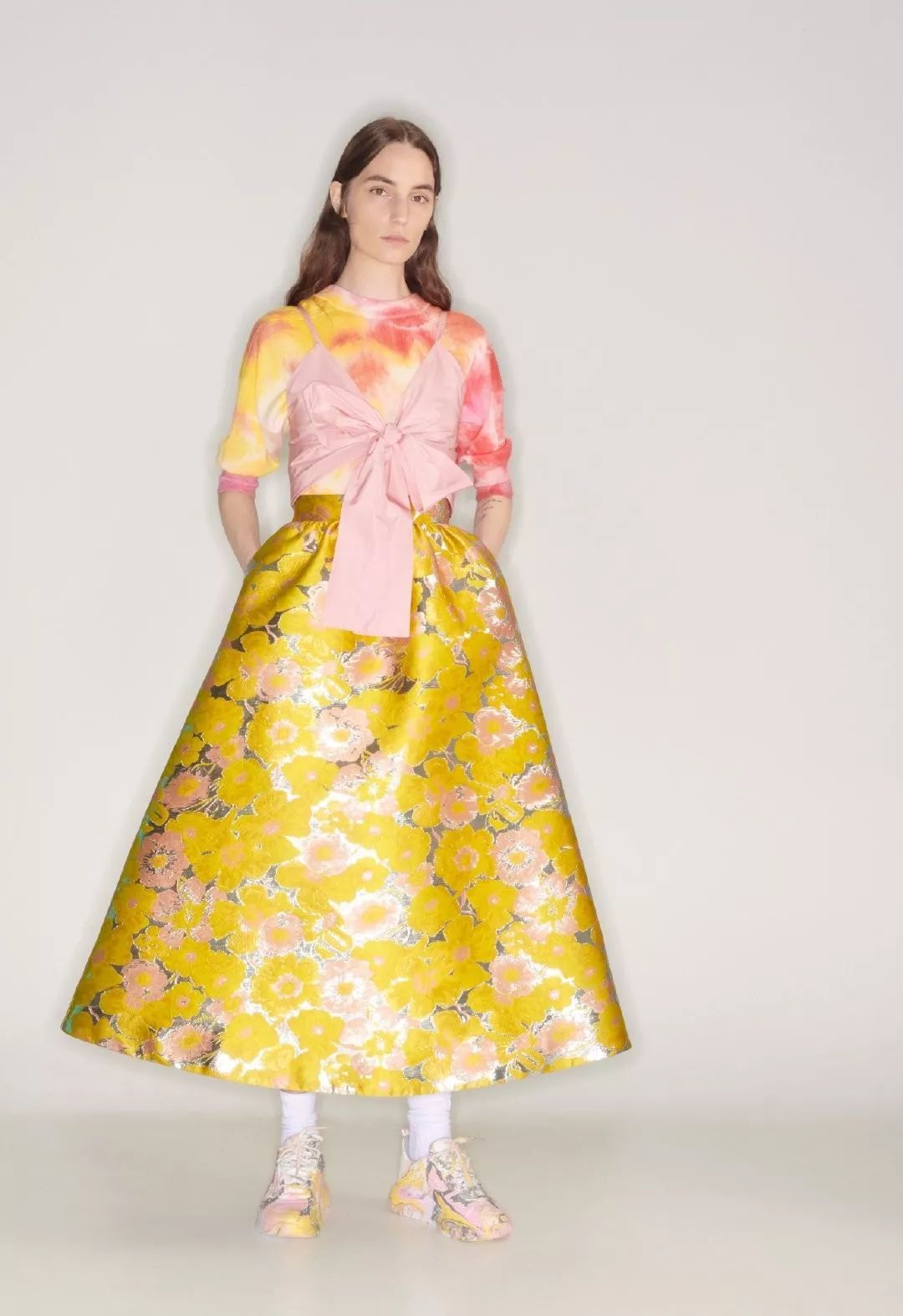 终于,它从街头走上了T台