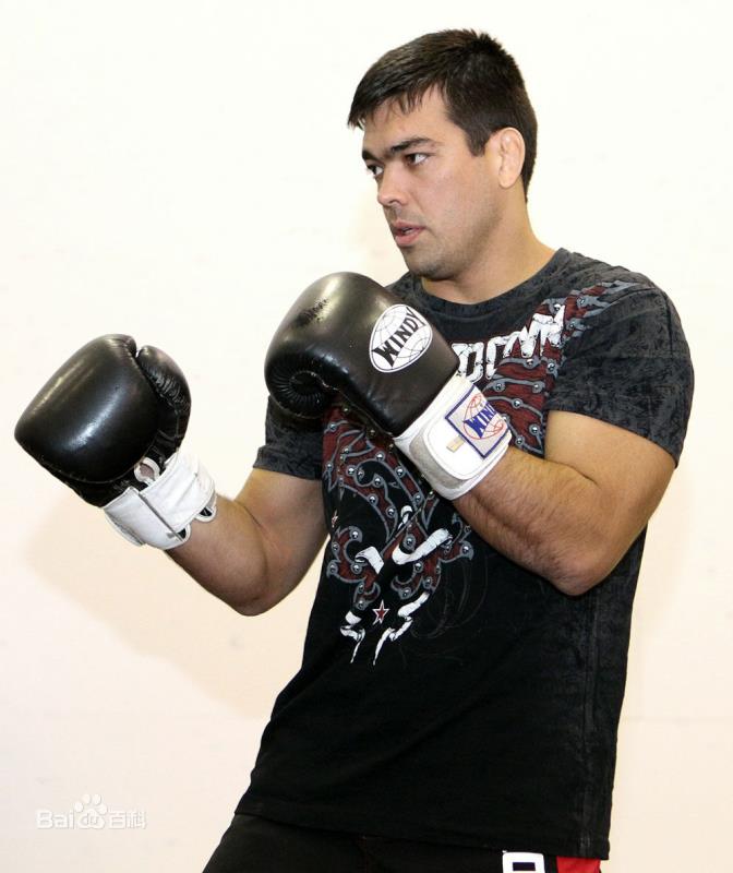 他家族排行老三，却是最能打的一个，一脚飞踢爆头豪夺UFC冠军！