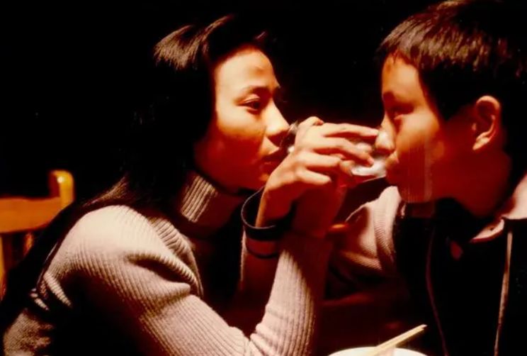 16岁“小镇荡妇”的屈辱成长史，这部电影道尽了人性和欲望