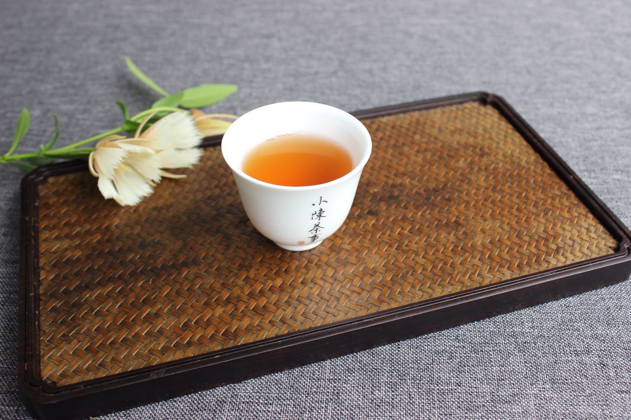 温水泡茶是劣质茶的“掩饰衣。真正的好茶，根本不存在怕烫之说