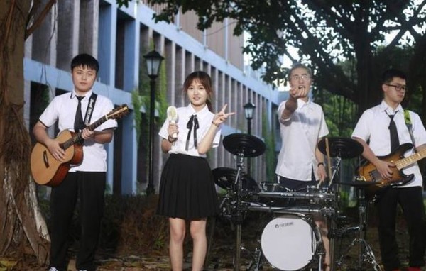 三个阳光小男孩,三个阳光男孩唱歌的视频